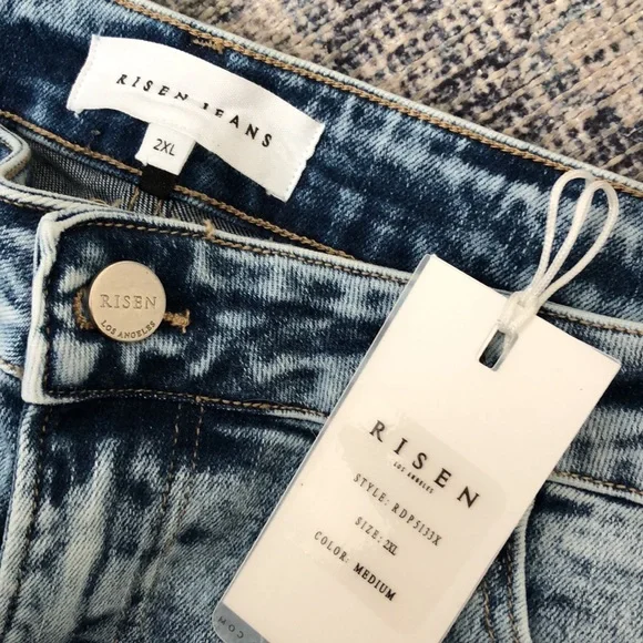 Light Blue Distressed Wide-Leg Women's Plus Size Jeans - Picture 4 of 9